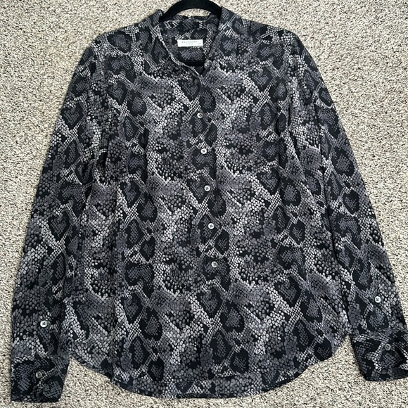 Equipment sneak print black and green slik button down shirt size large - Picture 9 of 9